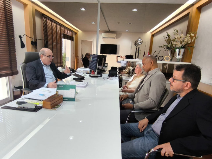 Paulo Sérgio Carmo e Dalvina Cardoso são recebidos pelo diretor da CelgPar, Fernando Navarrete