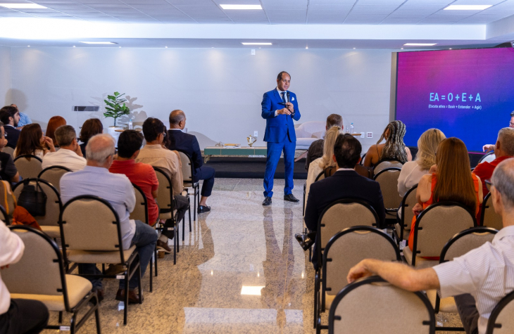 4º EAF: Professor Carlos André palestra sobre a Comunicação em tempos de crise